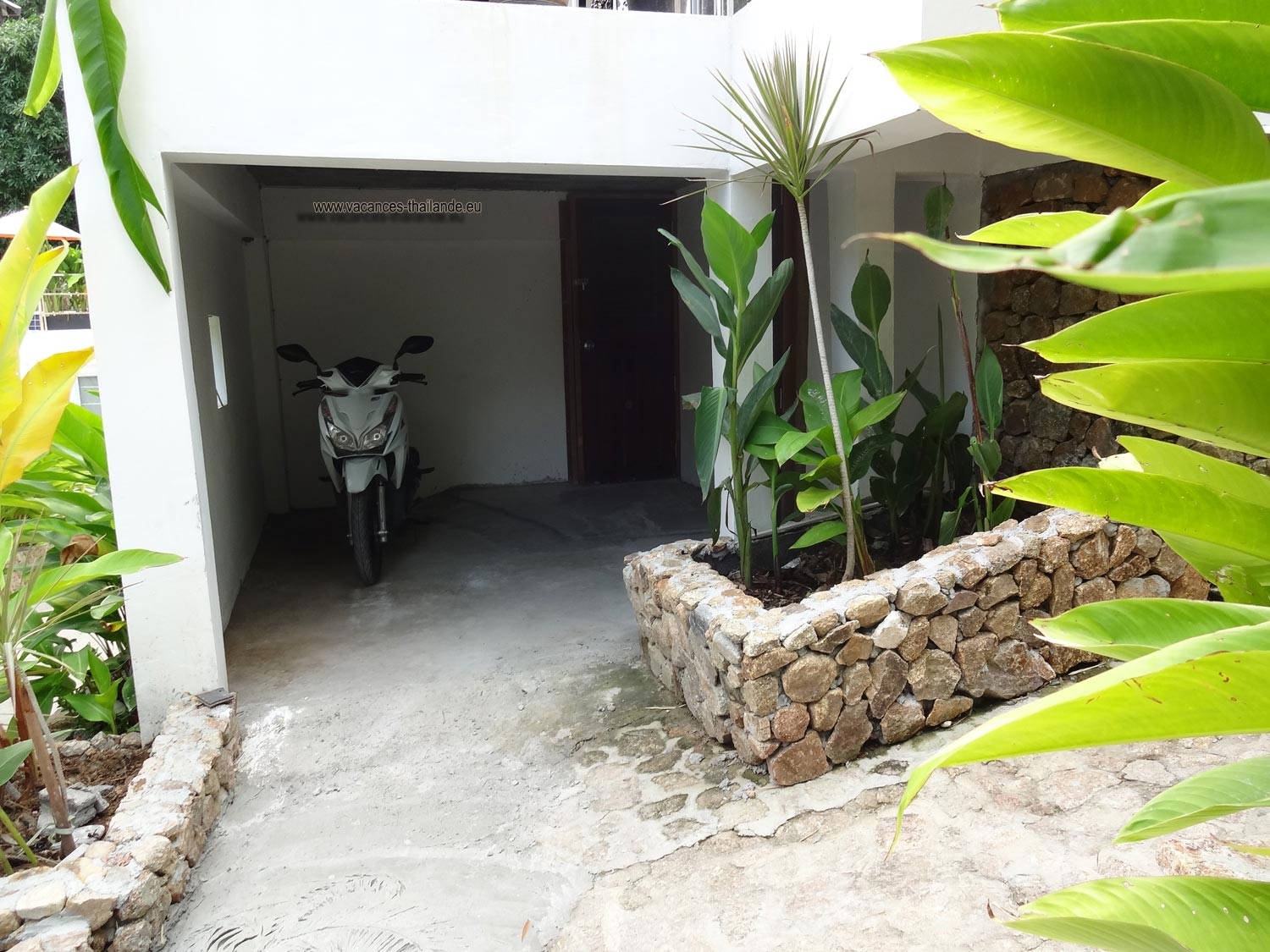 Photo 40 english private garage of scooters under the villa in Koh Samui thailande